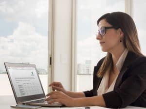 Tevredenheidsonderzoek op laptop