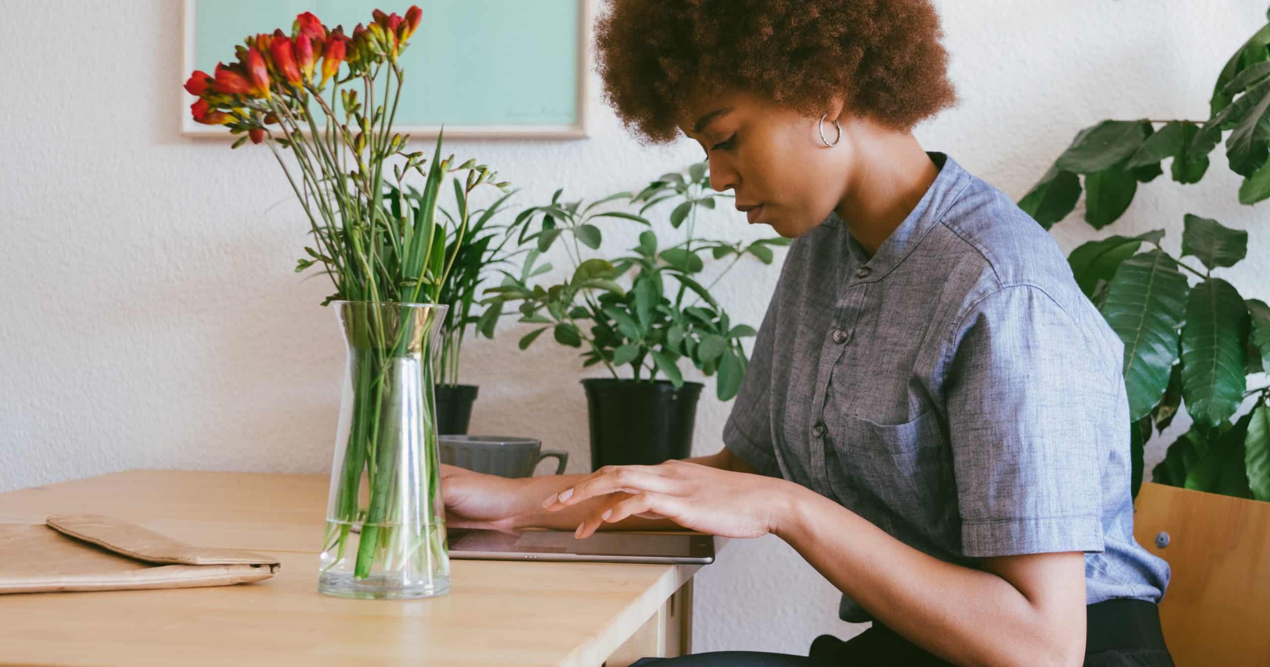 Medewerker is thuis aan het werk.